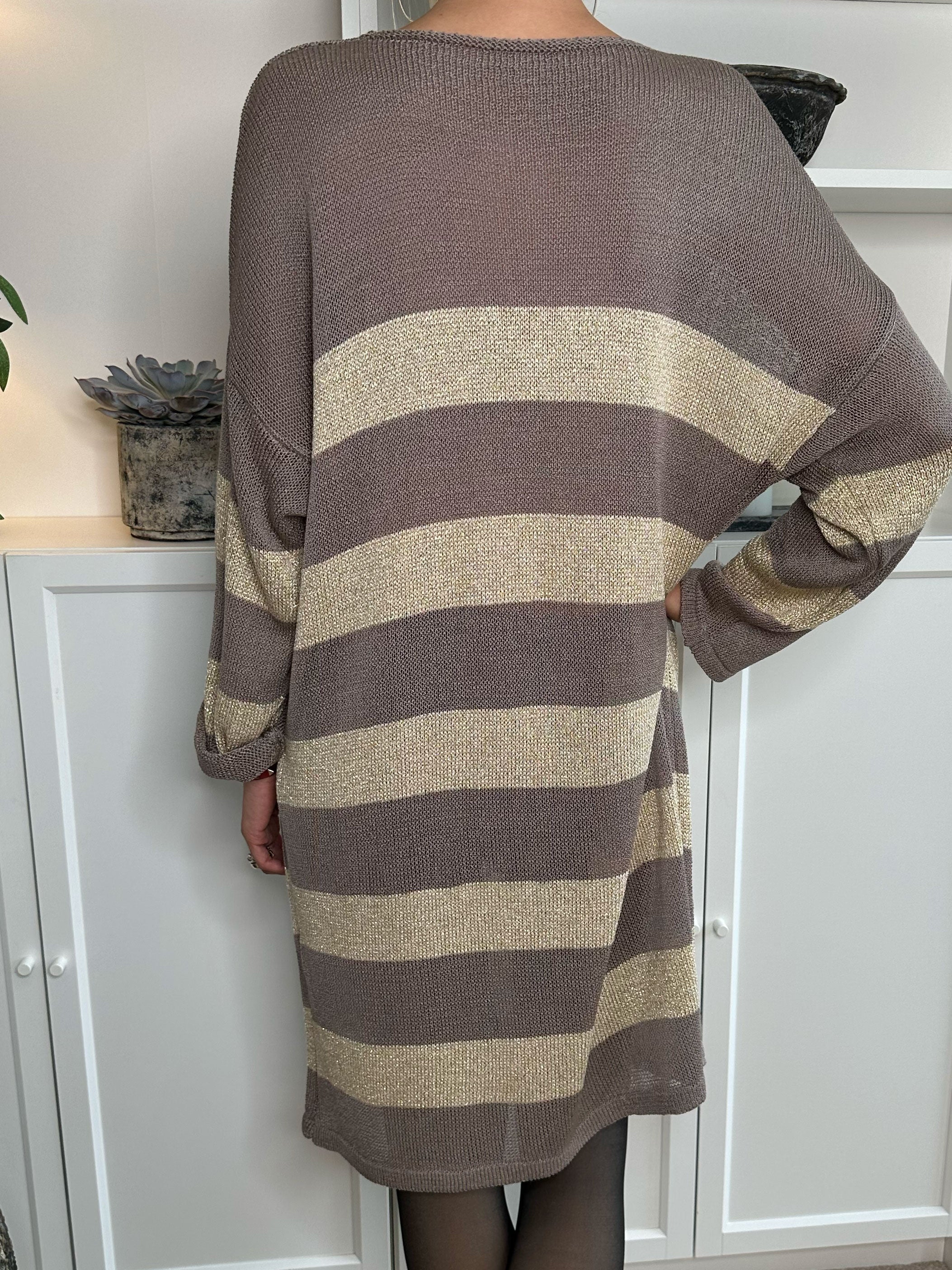 Dima Dress - Stickad klänning i viskos med guldränder och v-ringning